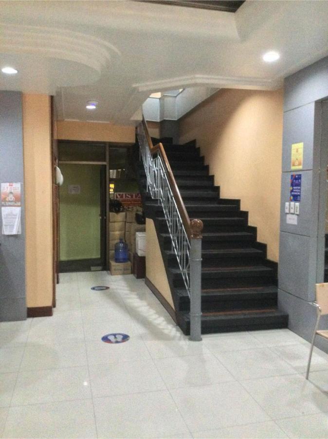 Oyo 817 Vista Apartelle Mandaluyong Екстер'єр фото
