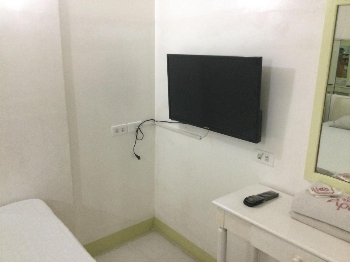 Oyo 817 Vista Apartelle Mandaluyong Екстер'єр фото